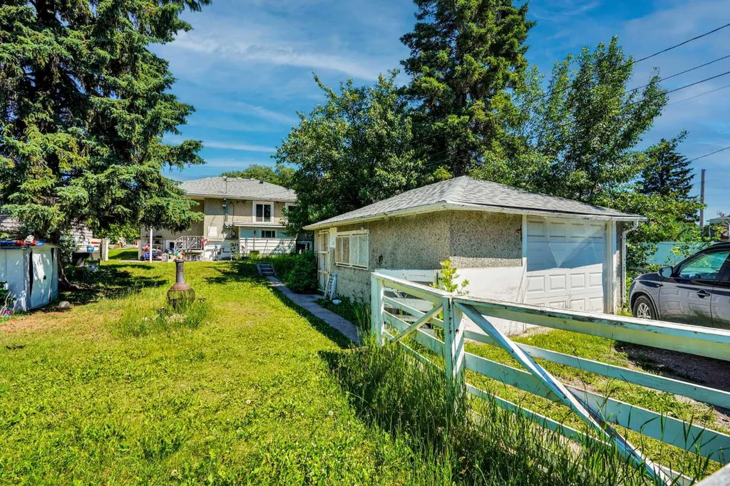 1917 22 Avenue NW Calgary AB T2M 1R8