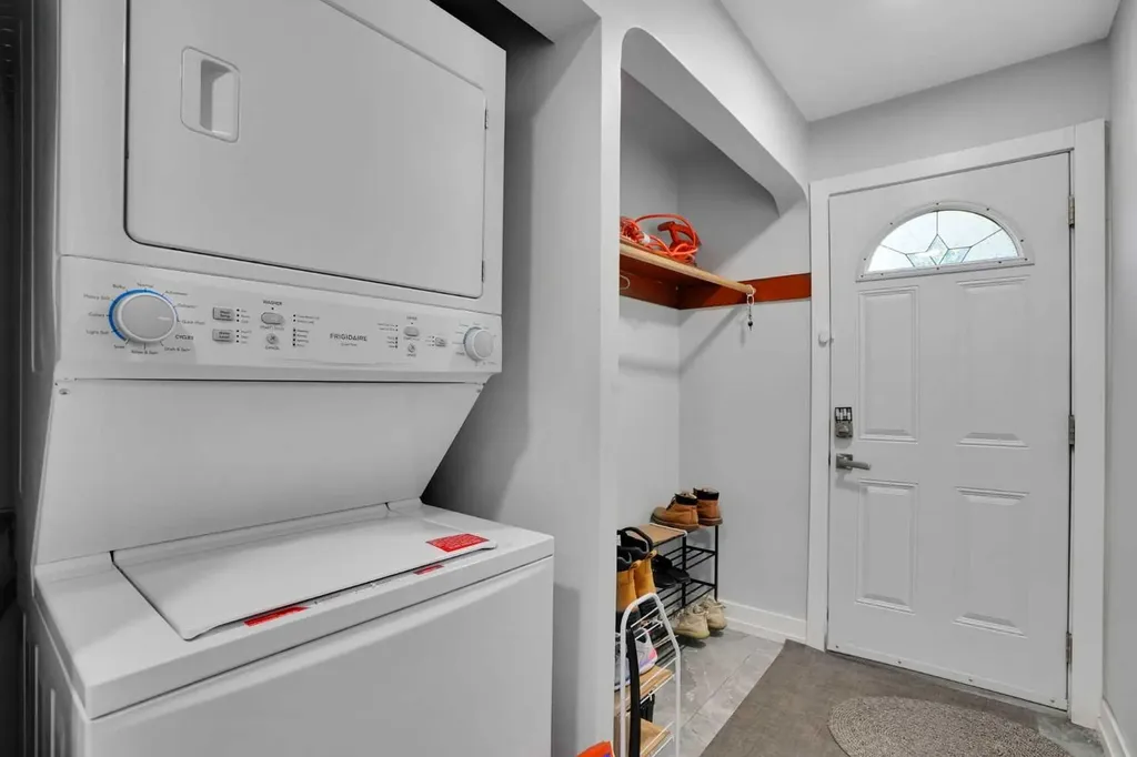 1917 22 Avenue NW Calgary AB T2M 1R8