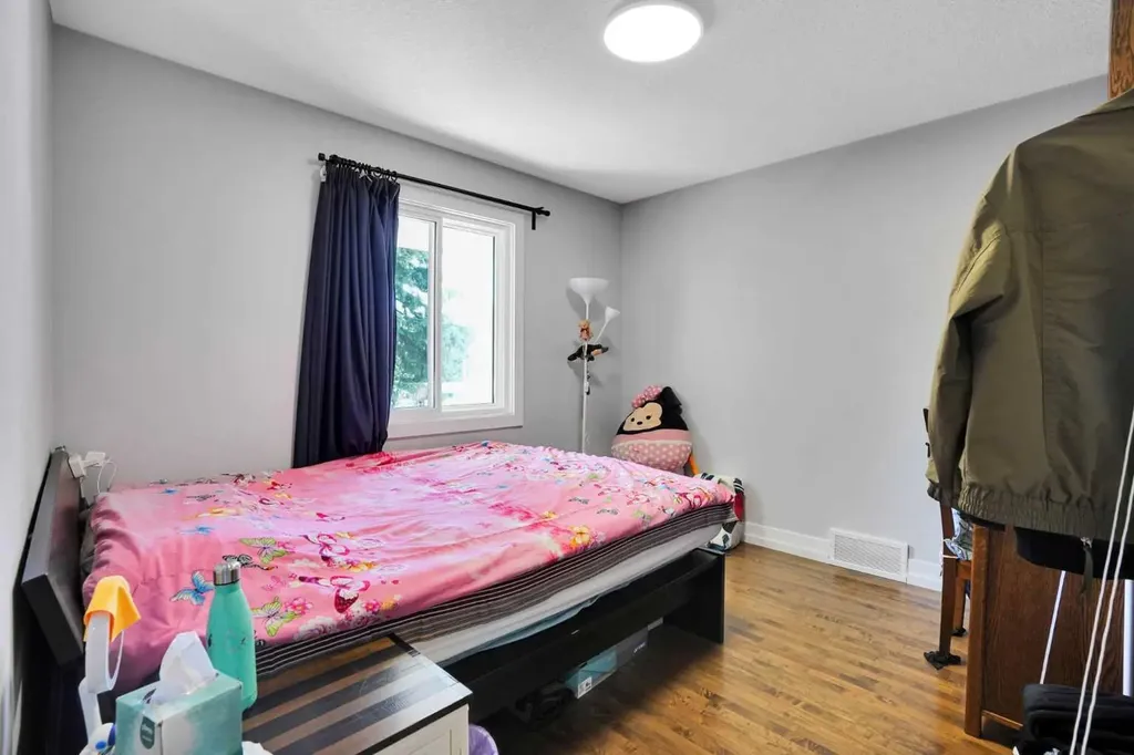 1917 22 Avenue NW Calgary AB T2M 1R8