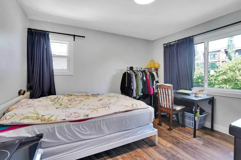 1917 22 Avenue NW Calgary AB T2M 1R8