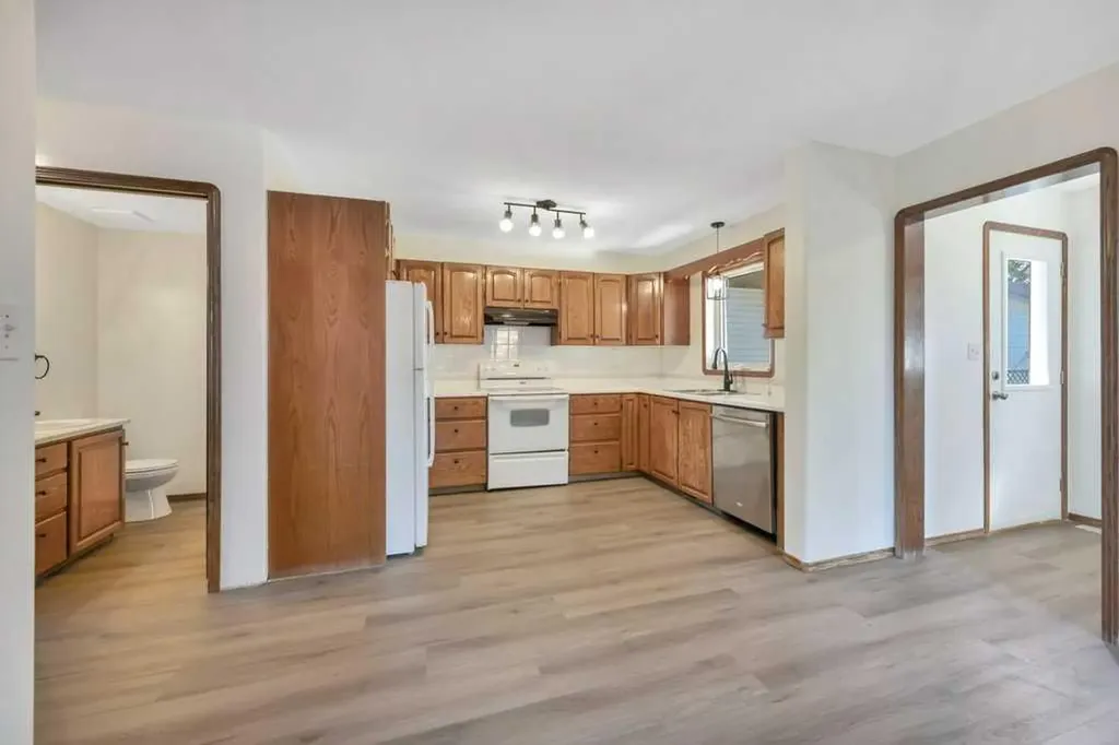 4011 Lakeshore Drive Sylvan Lake AB T4S 1B9
