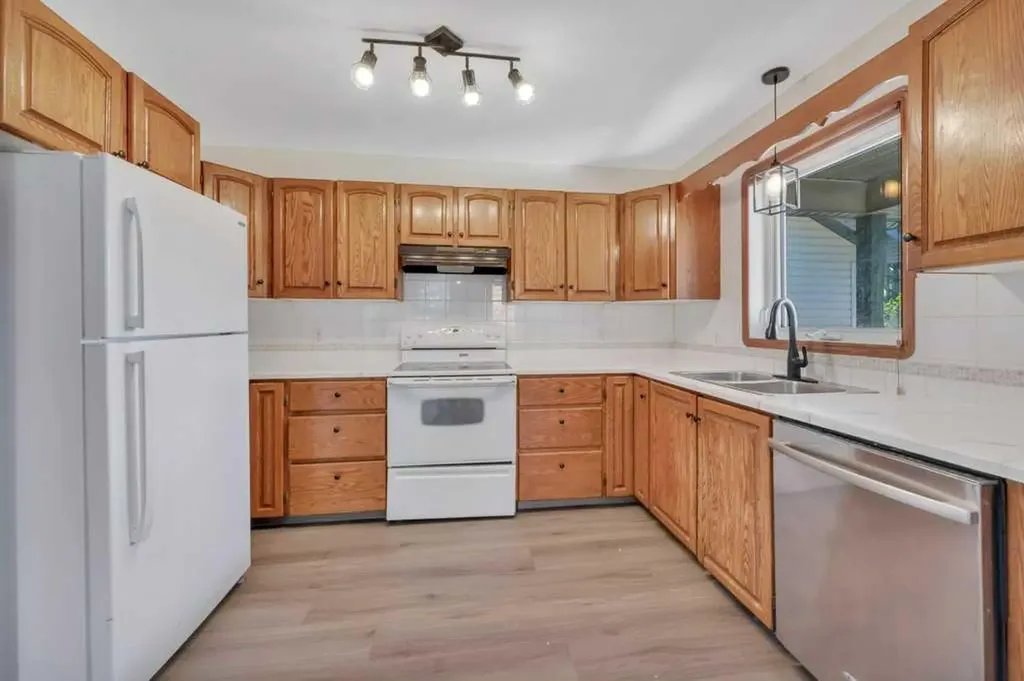 4011 Lakeshore Drive Sylvan Lake AB T4S 1B9