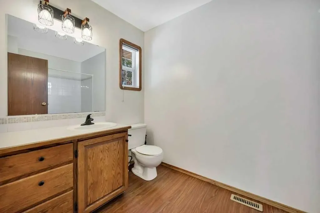 4011 Lakeshore Drive Sylvan Lake AB T4S 1B9