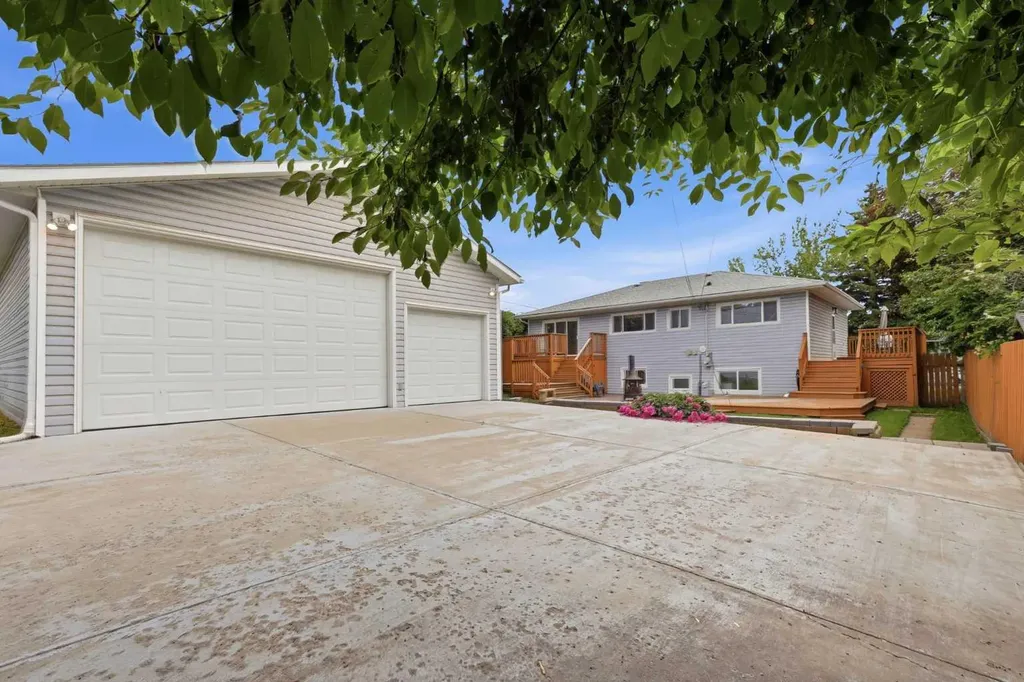 7403 20 Street SE Calgary AB T2C 0P9