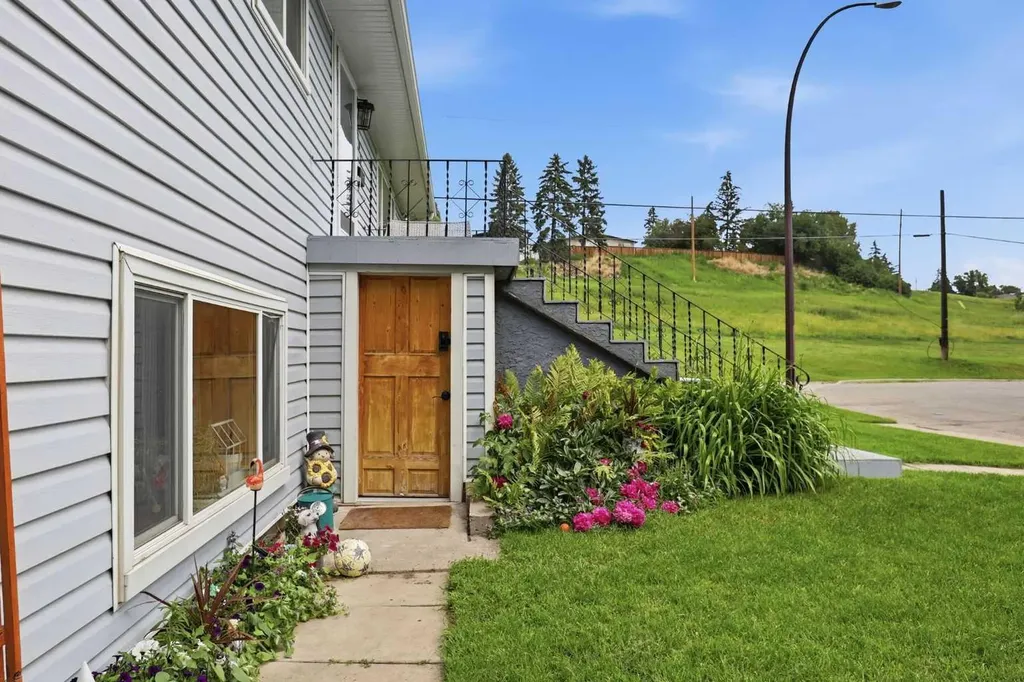 7403 20 Street SE Calgary AB T2C 0P9