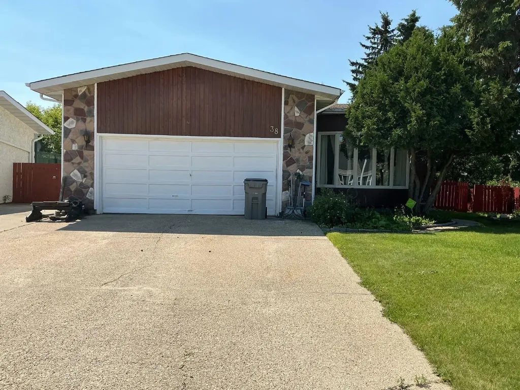 38 Kimzey Crossing Whitecourt AB T7S 1G1