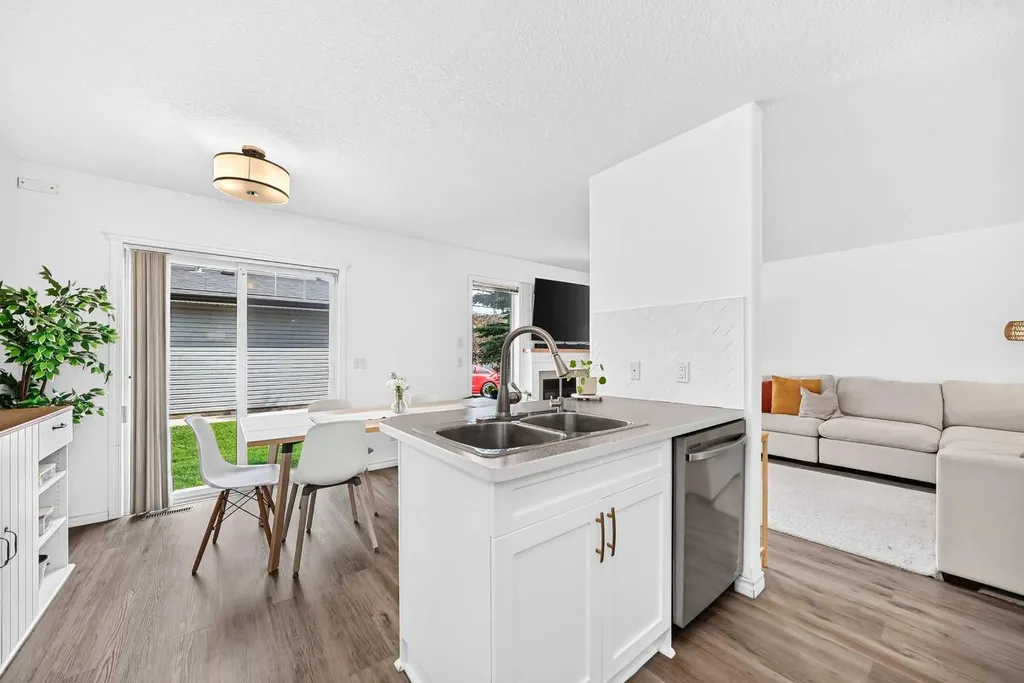 102 Canoe Square SW Airdrie AB T4B 2Z1