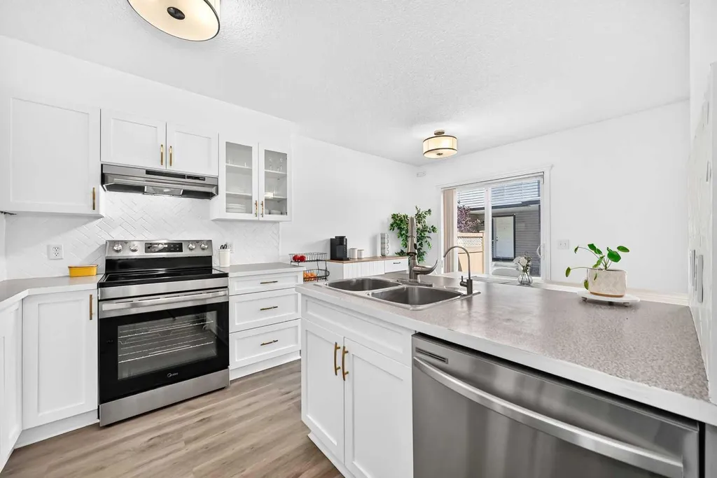 102 Canoe Square SW Airdrie AB T4B 2Z1