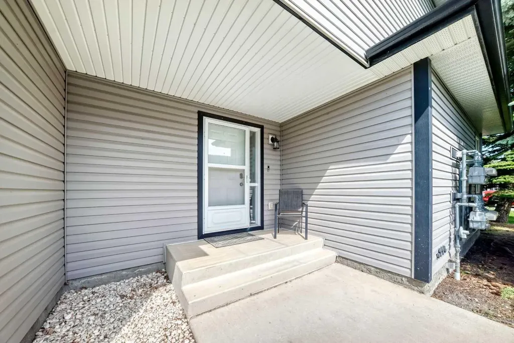 102 Canoe Square SW Airdrie AB T4B 2Z1