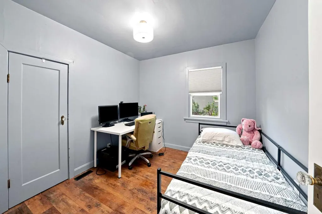 4730 49 Avenue Lacombe AB T4L 1N3