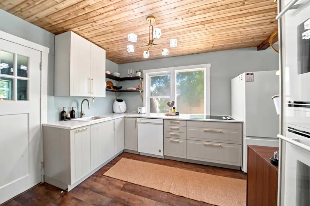 4730 49 Avenue Lacombe AB T4L 1N3