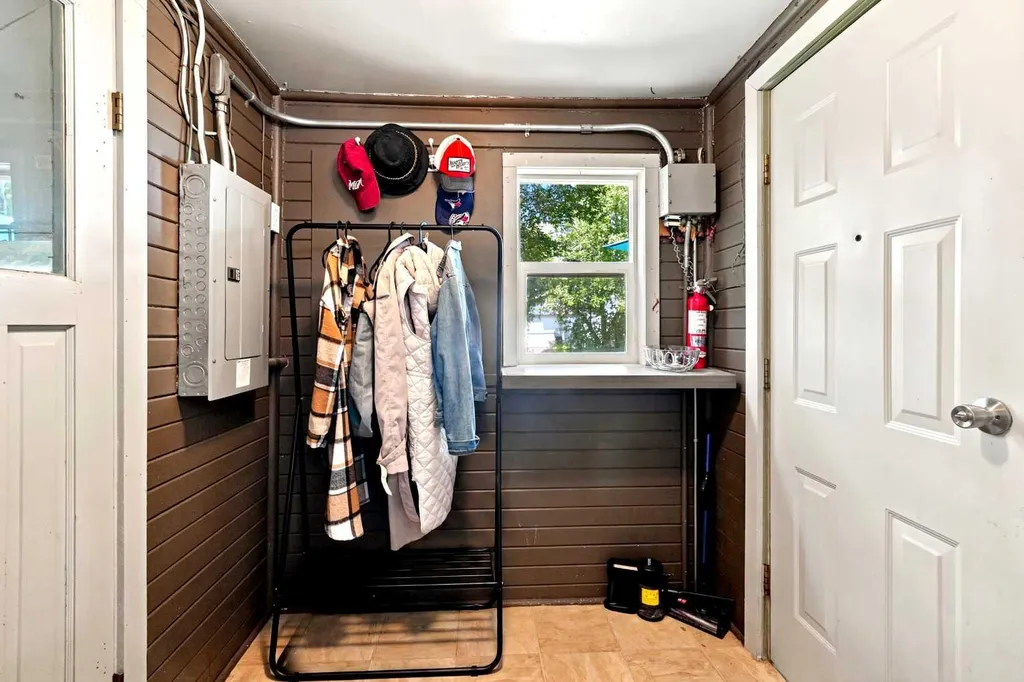 4730 49 Avenue Lacombe AB T4L 1N3