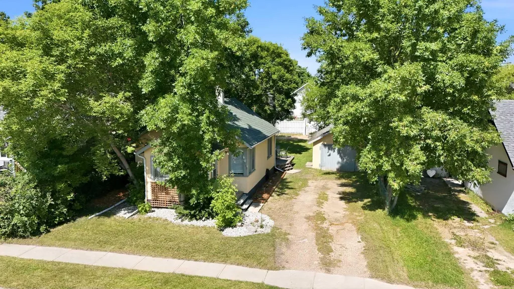 4730 49 Avenue Lacombe AB T4L 1N3