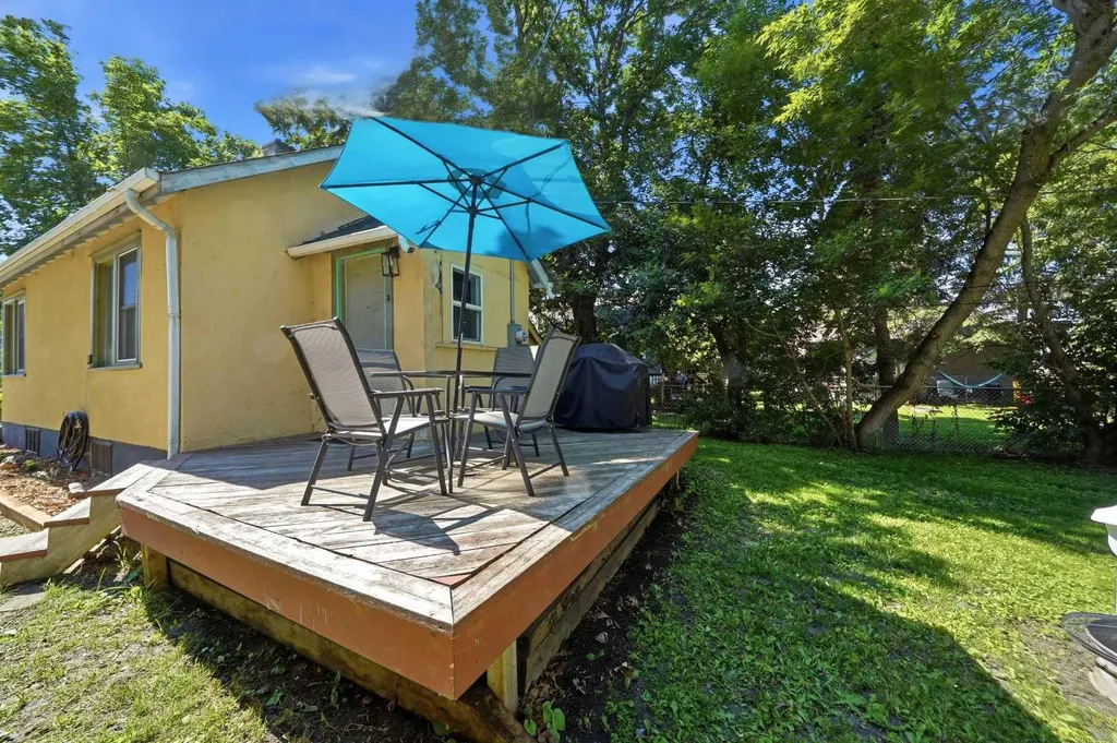 4730 49 Avenue Lacombe AB T4L 1N3