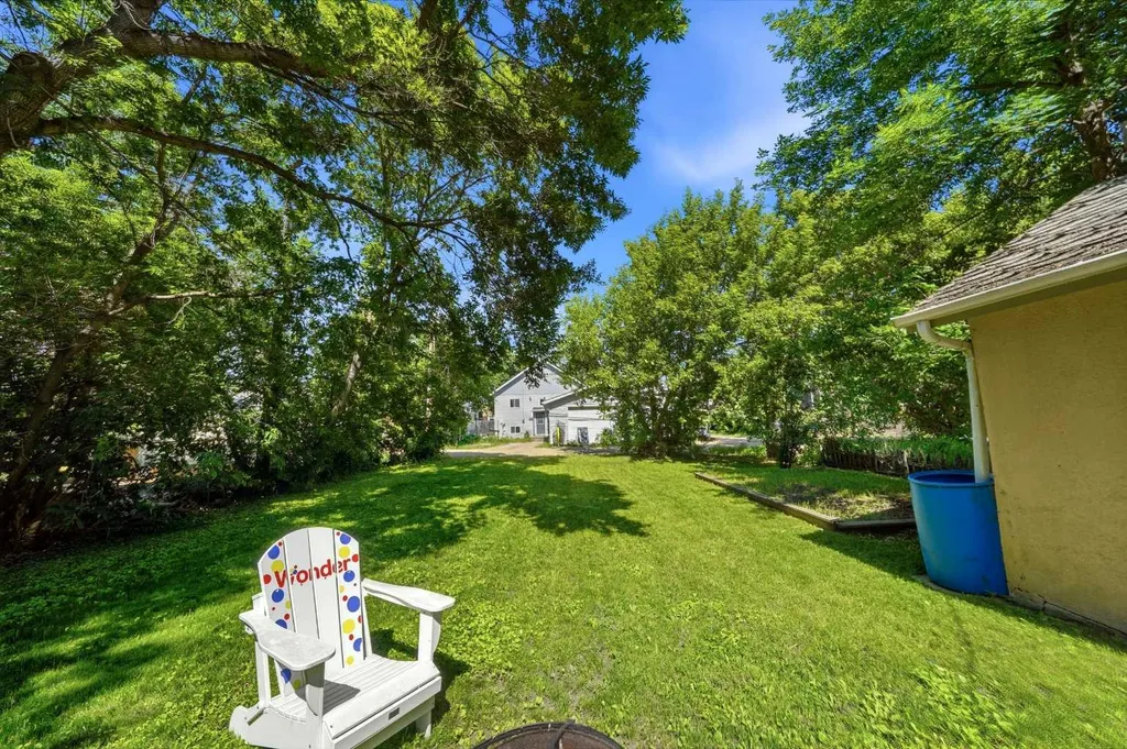 4730 49 Avenue Lacombe AB T4L 1N3