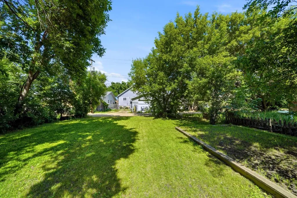 4730 49 Avenue Lacombe AB T4L 1N3
