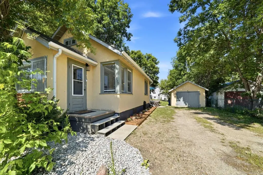 4730 49 Avenue Lacombe AB T4L 1N3