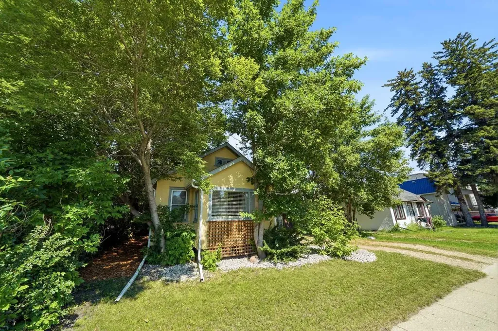 4730 49 Avenue Lacombe AB T4L 1N3