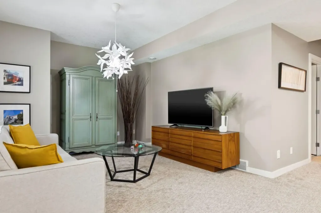 92 Discovery Ridge Circle SW Calgary AB T3H 5X6
