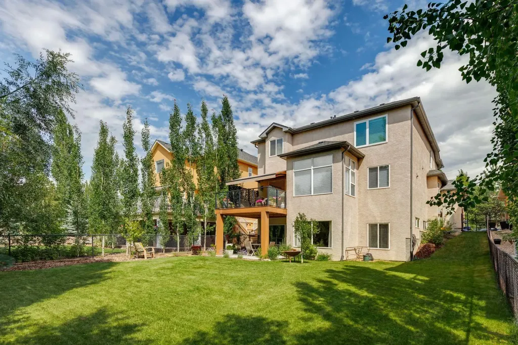 92 Discovery Ridge Circle SW Calgary AB T3H 5X6