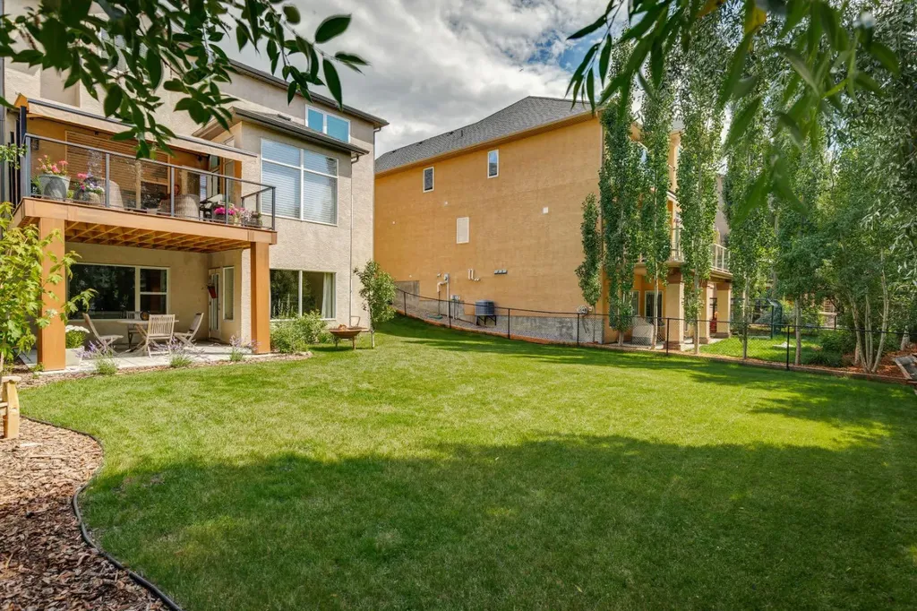 92 Discovery Ridge Circle SW Calgary AB T3H 5X6