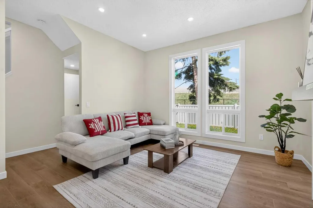 5340 17 Avenue SW Calgary AB T3E 6M3