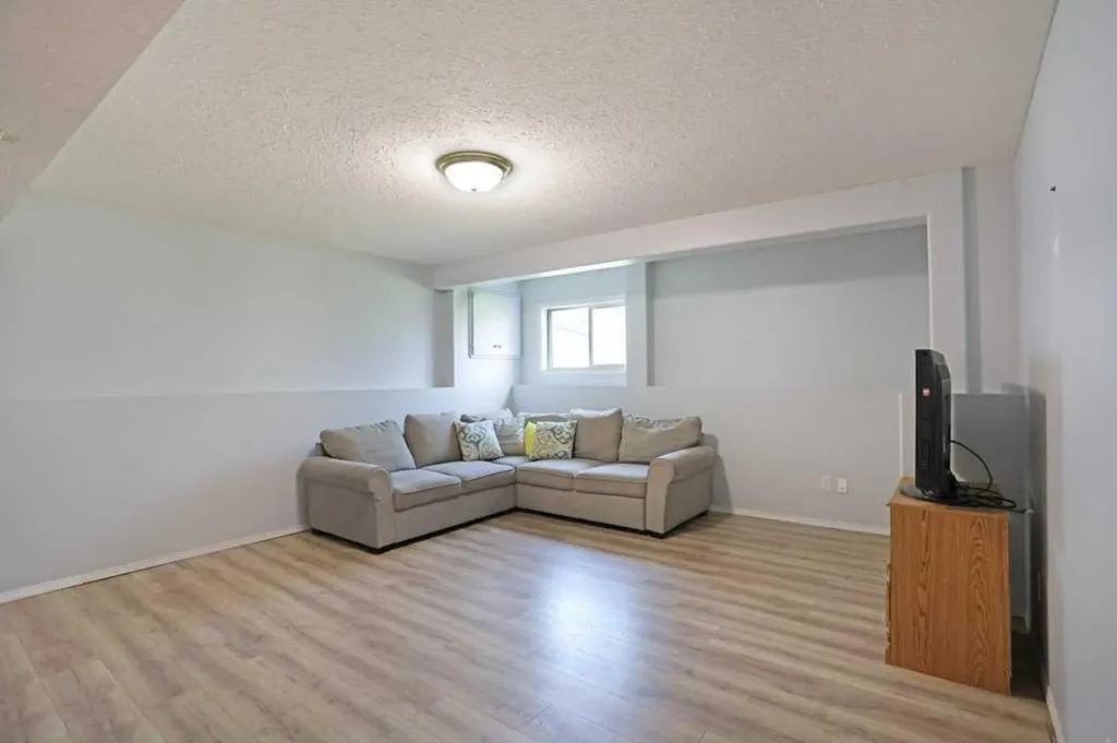 68 Upland Street Brooks AB T1R1J9