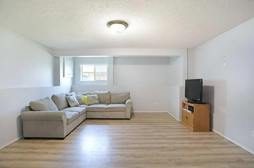 68 Upland Street Brooks AB T1R1J9
