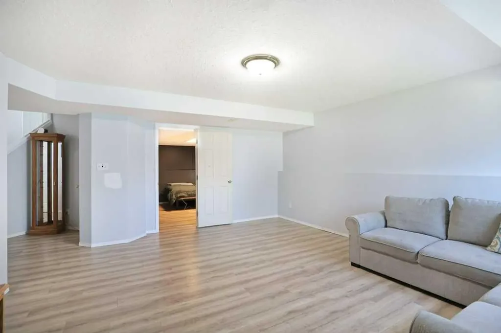 68 Upland Street Brooks AB T1R1J9