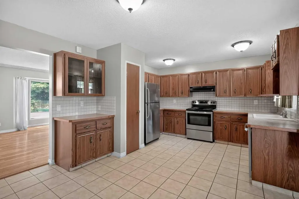 6724 22 Avenue NE Calgary AB T1Y 1P4