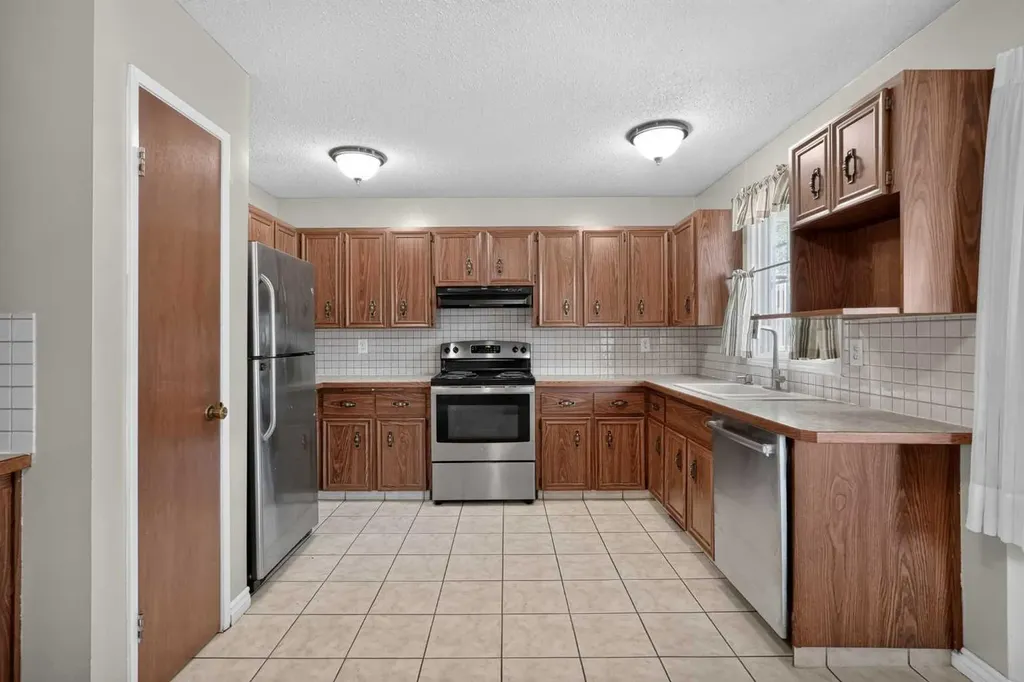 6724 22 Avenue NE Calgary AB T1Y 1P4