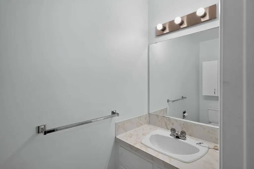 6724 22 Avenue NE Calgary AB T1Y 1P4