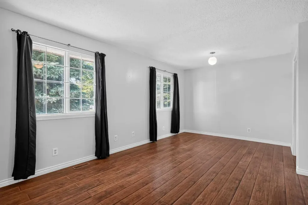 6724 22 Avenue NE Calgary AB T1Y 1P4