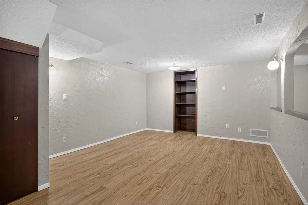 6724 22 Avenue NE Calgary AB T1Y 1P4