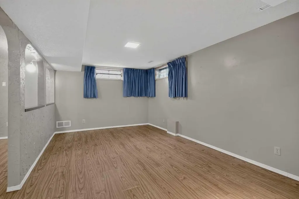 6724 22 Avenue NE Calgary AB T1Y 1P4