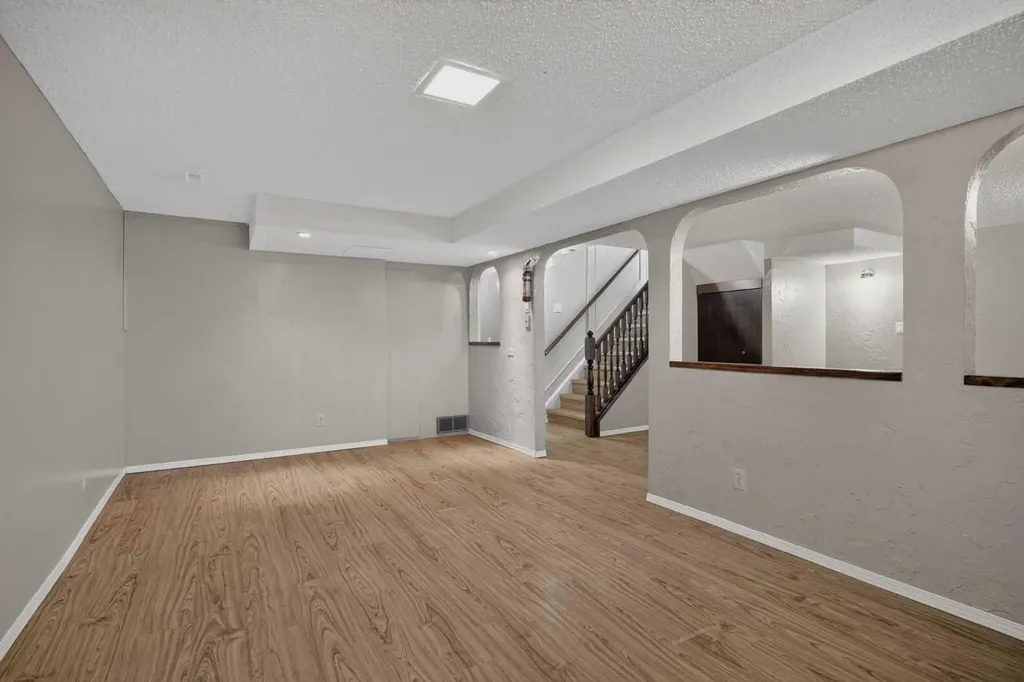 6724 22 Avenue NE Calgary AB T1Y 1P4