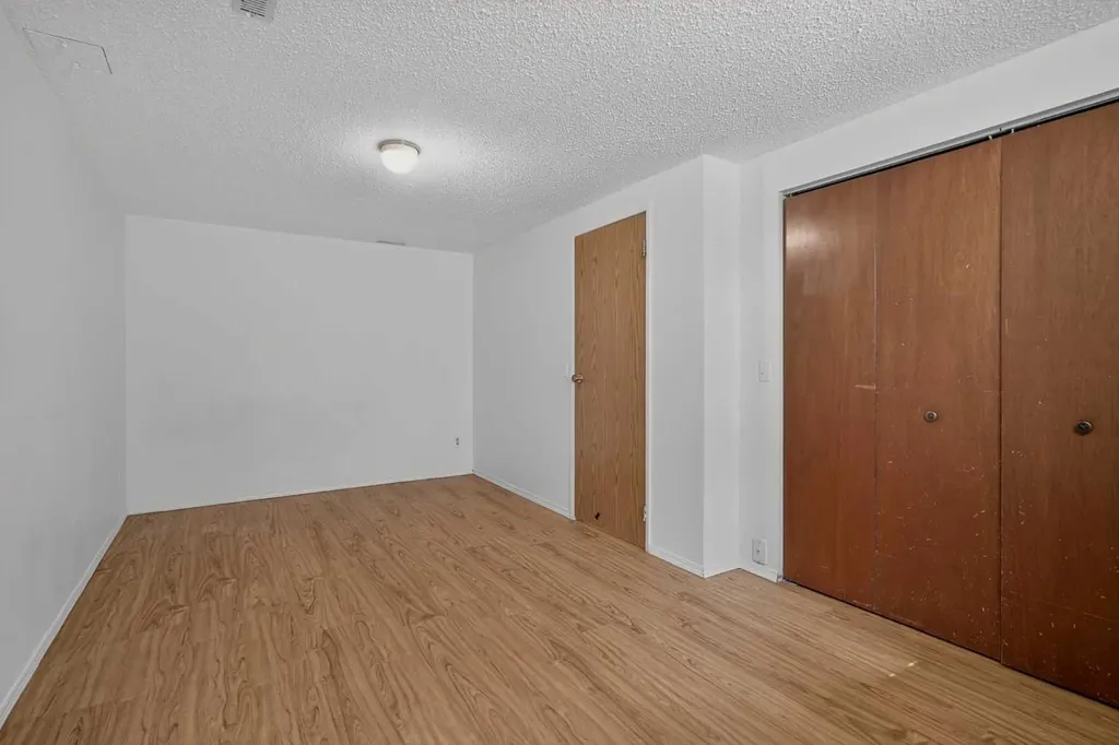6724 22 Avenue NE Calgary AB T1Y 1P4