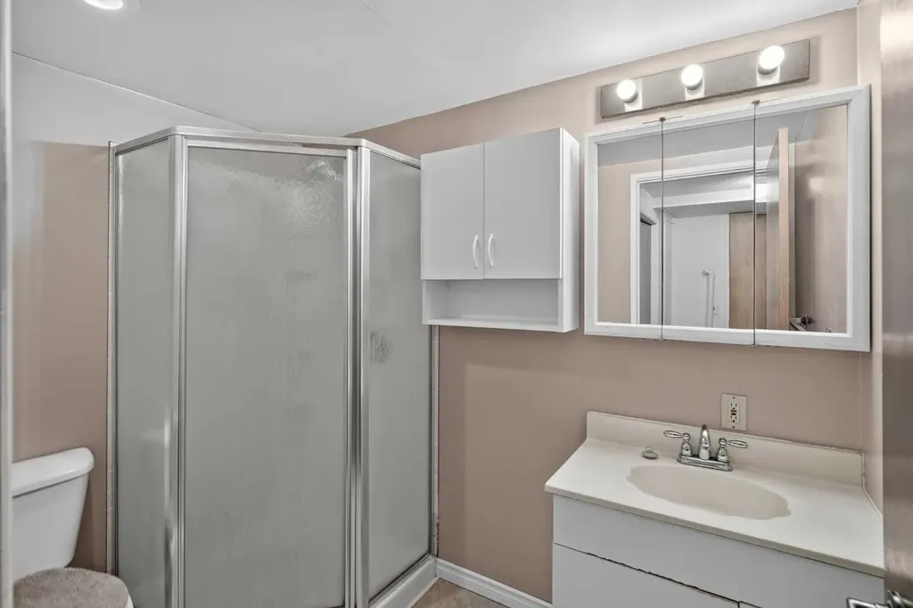6724 22 Avenue NE Calgary AB T1Y 1P4