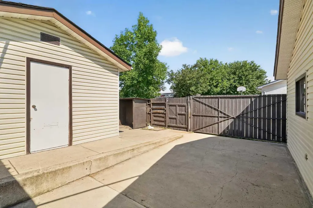 6724 22 Avenue NE Calgary AB T1Y 1P4