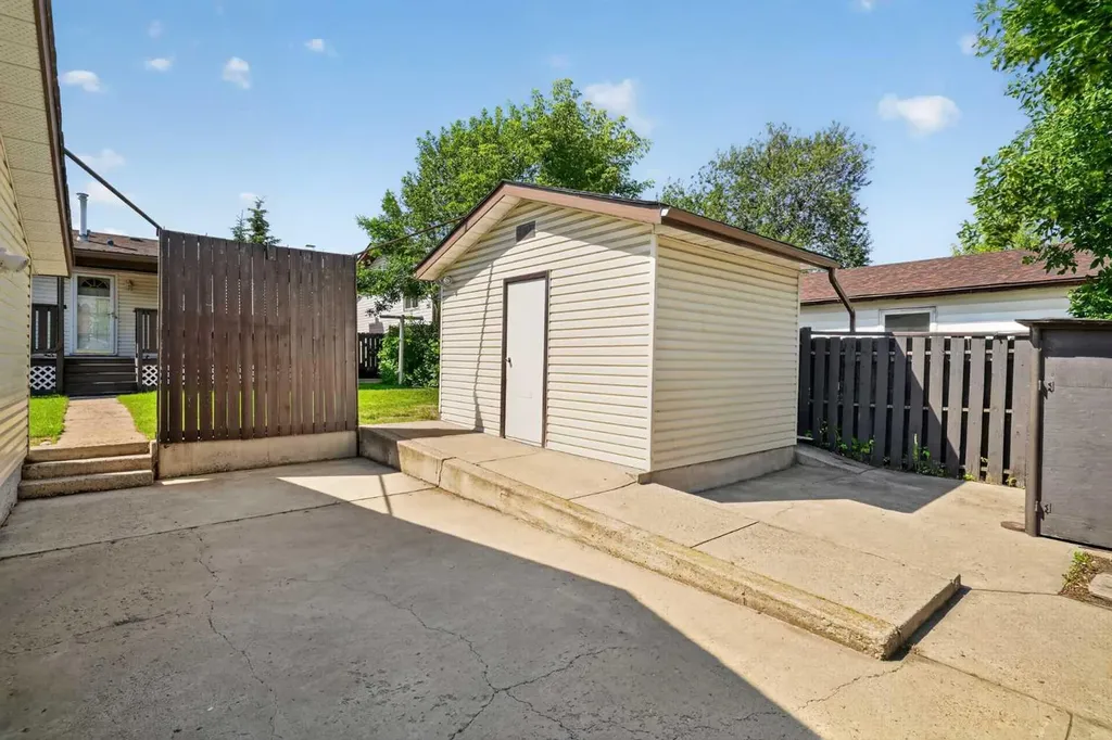 6724 22 Avenue NE Calgary AB T1Y 1P4