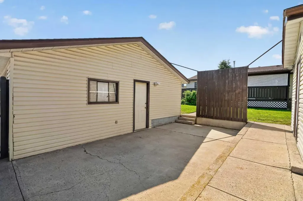 6724 22 Avenue NE Calgary AB T1Y 1P4