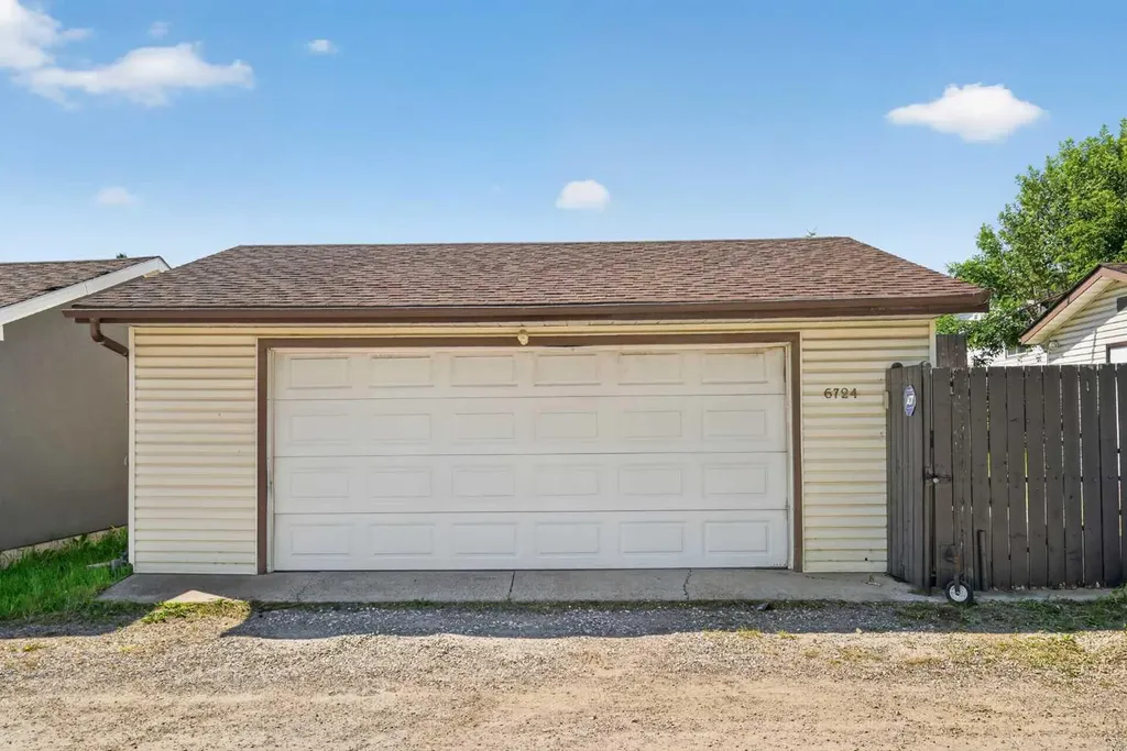 6724 22 Avenue NE Calgary AB T1Y 1P4