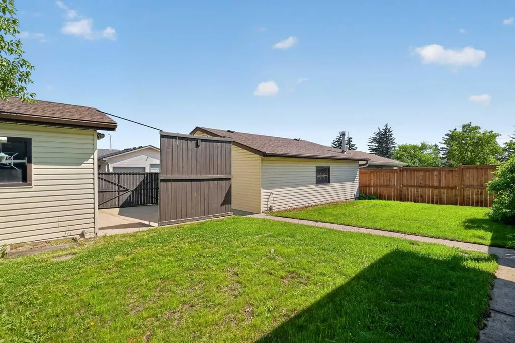 6724 22 Avenue NE Calgary AB T1Y 1P4