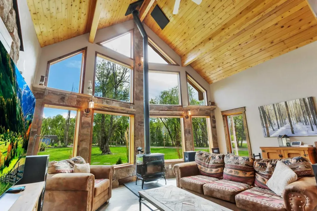 5507 46 Street Rocky Mountain House AB T4T 1L7