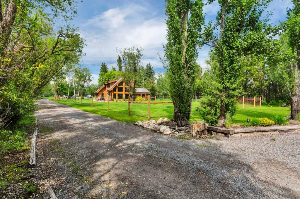 5507 46 Street Rocky Mountain House AB T4T 1L7