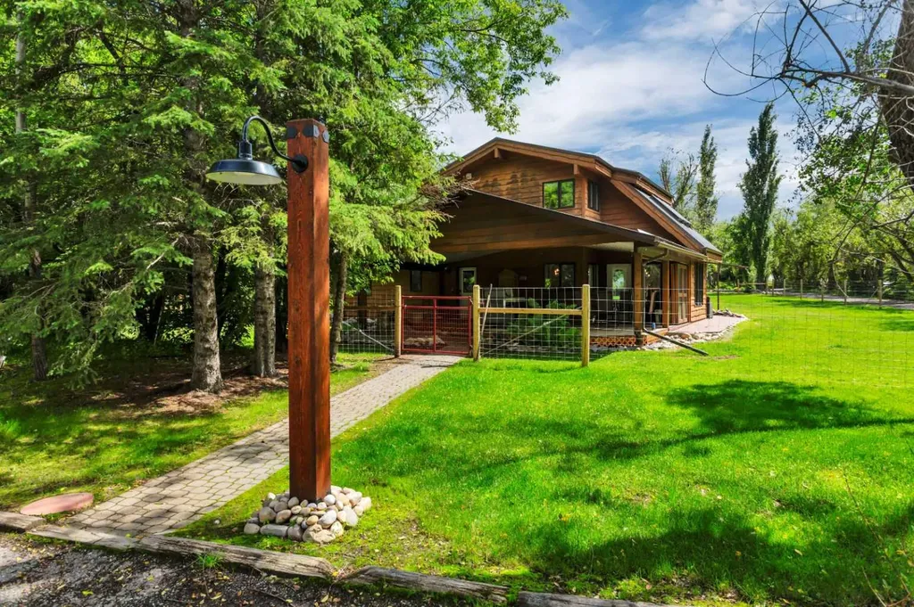 5507 46 Street Rocky Mountain House AB T4T 1L7
