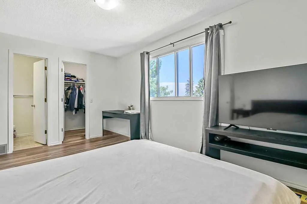 124 Bergen Road NW Calgary AB T3K 1H9