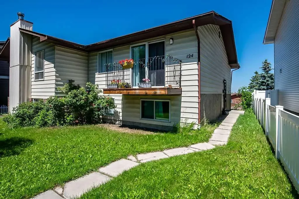 124 Bergen Road NW Calgary AB T3K 1H9