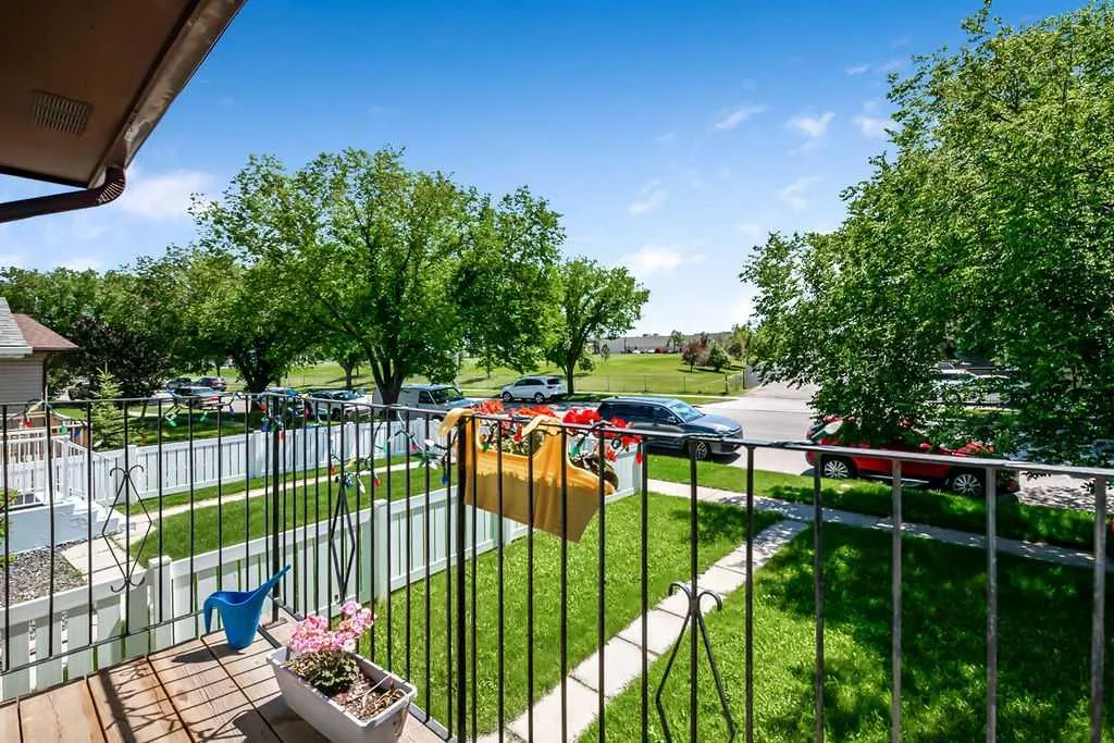 124 Bergen Road NW Calgary AB T3K 1H9