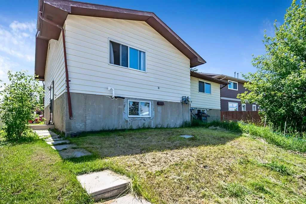 124 Bergen Road NW Calgary AB T3K 1H9